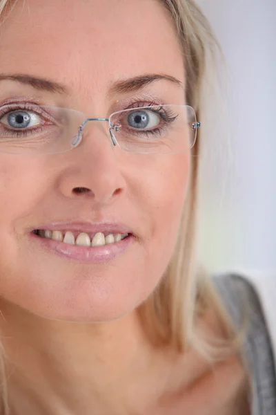 Retrato de mulher loira bonita com óculos — Fotografia de Stock