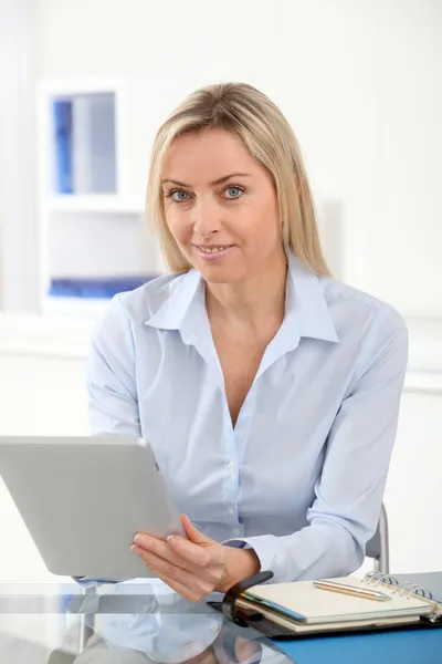 Businesswoman in the office — Stock Photo, Image