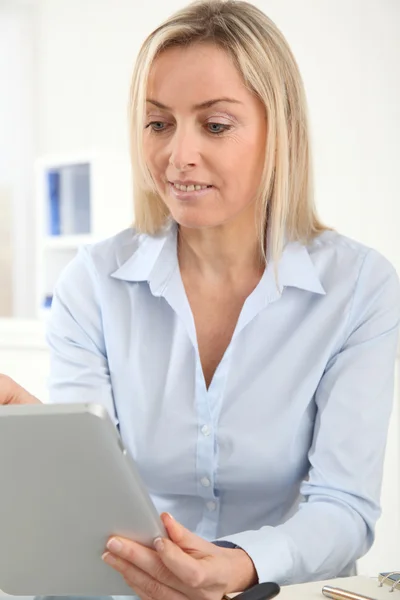 Businesswoman in the office — Stock Photo, Image