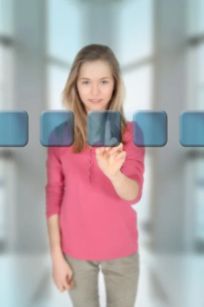 Teenager-Mädchen berührt virtuellen Bildschirm — Stockfoto