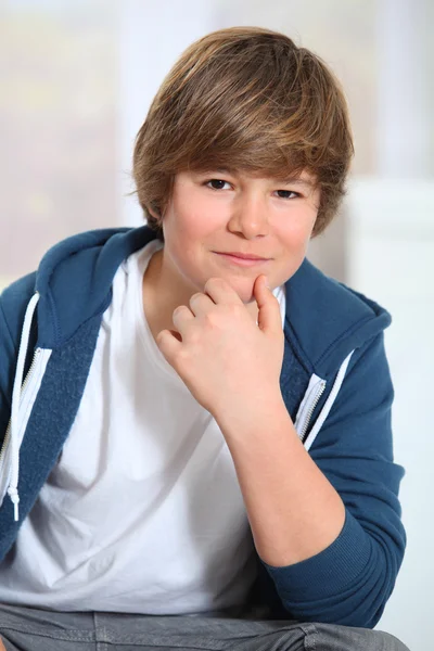 Ung tonåring pojke — Stockfoto