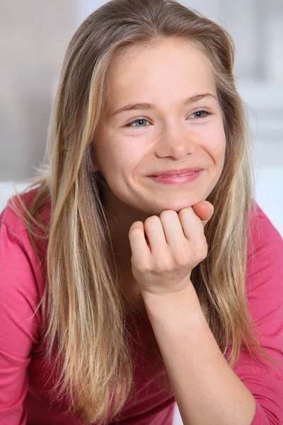 Chica rubia sonriente — Foto de Stock