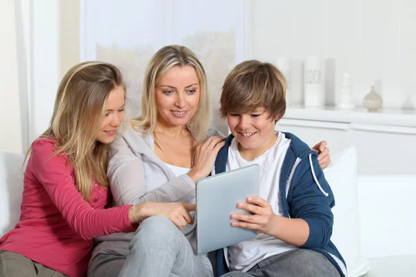 Οικογένεια διασκεδάζοντας στο σπίτι χρησιμοποιώντας ηλεκτρονικό, ταμπλετών — Φωτογραφία Αρχείου
