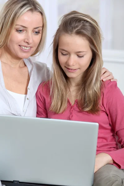 Mor och barn gör online shopping — Stockfoto