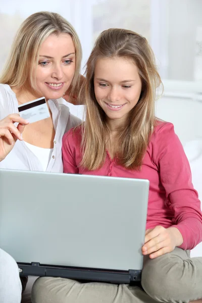 Madre e figli che fanno shopping online — Foto Stock