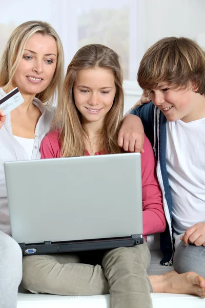 Mor och barn gör online shopping — Stockfoto