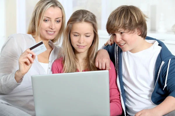 Moeder en kinderen doen online winkelen — Stockfoto