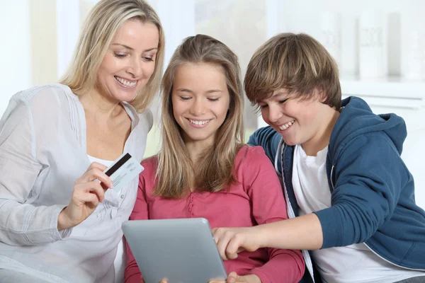 Мати і діти роблять онлайн покупки — стокове фото