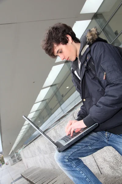 Студент з ноутбуком — стокове фото