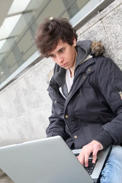 Student mit Laptop — Stockfoto