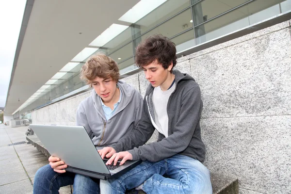 노트북 컴퓨터와 학생 — 스톡 사진