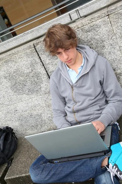 Студент з ноутбуком — стокове фото
