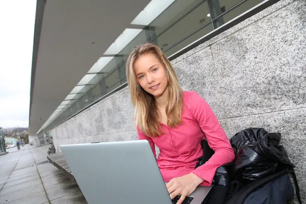 Dizüstü bilgisayar ile öğrenci — Stok fotoğraf