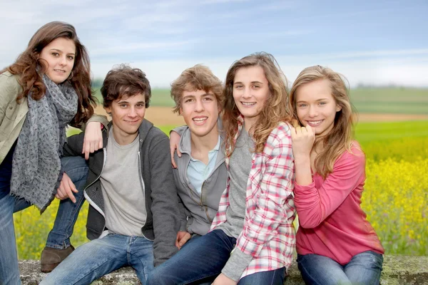 Grupo de adolescentes — Fotografia de Stock