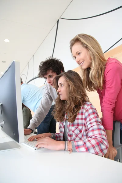 Студенти навчального курсу дивляться на настільний комп'ютер — стокове фото
