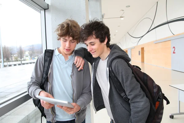 Adolescentes usando tablet eletrônico — Fotografia de Stock