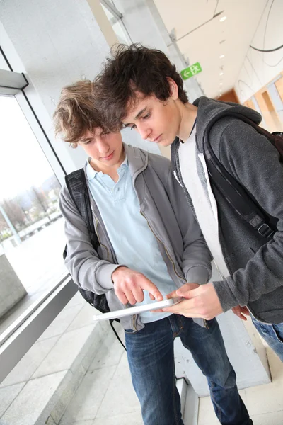 Έφηβα αγόρια χρησιμοποιώντας ηλεκτρονικό, ταμπλετών — Φωτογραφία Αρχείου