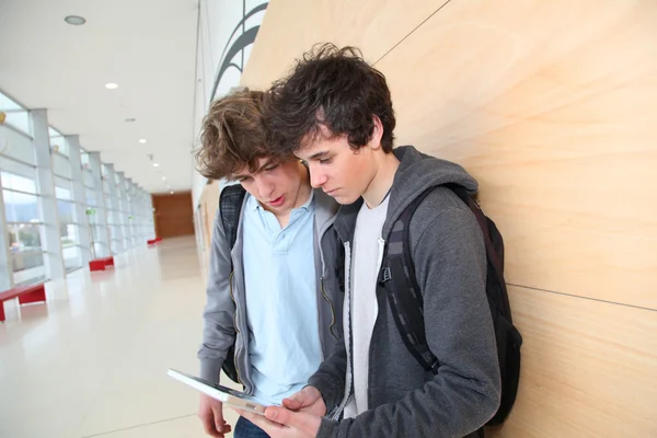 Tonårspojkar som använder elektroniska tablett — Stockfoto