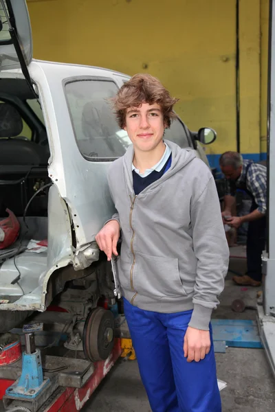 Portrét teenager v mechanice učňovského — Stock fotografie