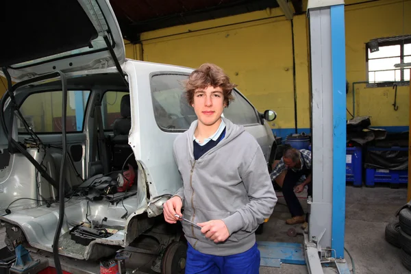 Portrét teenager v mechanice učňovského — Stock fotografie