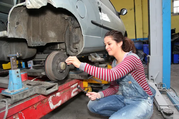 Tizenéves lány mechanikus szakmai képzés — Stock Fotó