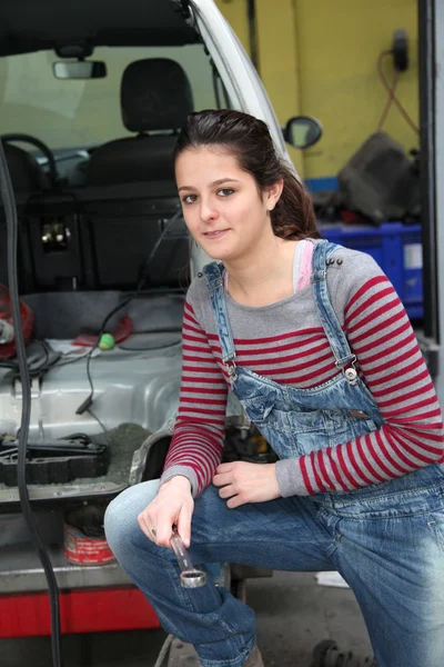 Дівчина-підліток в механічній професійній підготовці — стокове фото