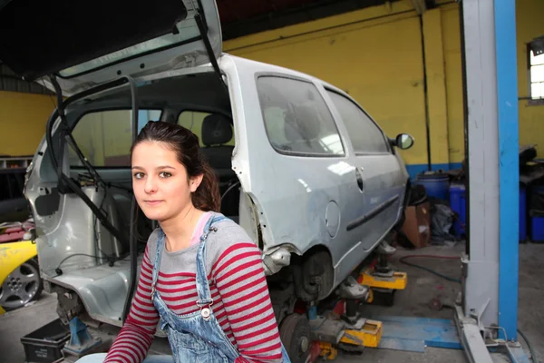 Chica adolescente en la formación profesional mecánica — Foto de Stock