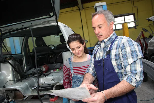 Portrait of professional and teenager in apprenticeship — Stock Photo, Image