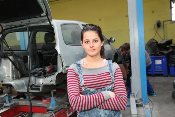 Adolescente debout par véhicule dans l'atelier — Photo