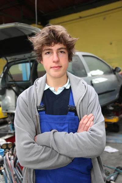 Portrait d'adolescent en apprentissage de la mécanique — Photo