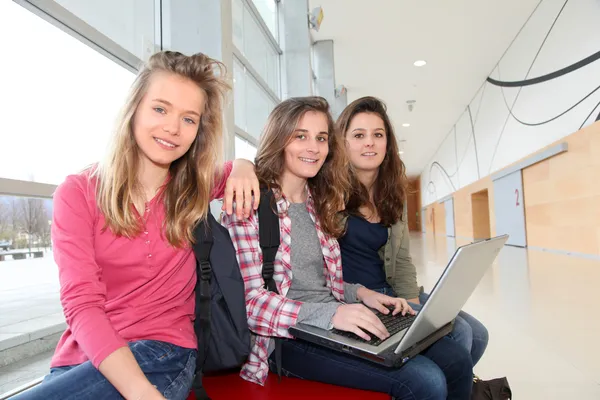 Grupp tonåriga flickor — Stockfoto
