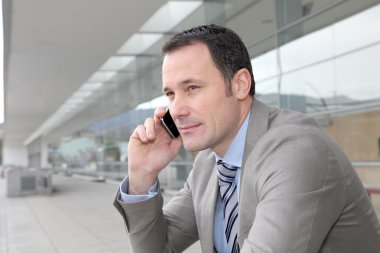 Kongre Merkezi dışında telefonda konuşurken satıcısı