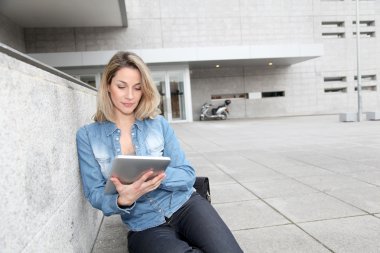 güzel bir kadın sokağa elektronik sekmesini kullanma