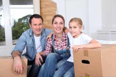 mutlu bir aile yeni eve taşınma