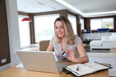 vrouw doen online winkelen thuis