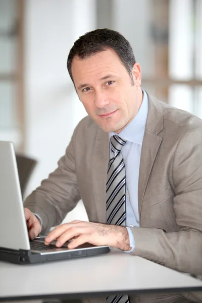 Retrato de homem de negócios na frente do computador portátil — Fotografia de Stock
