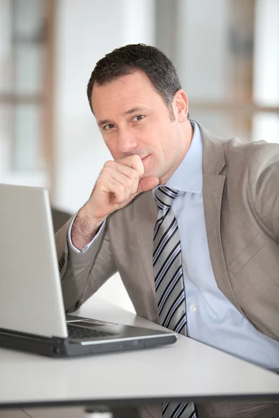 Üzletember laptop számítógép előtt portréja — Stock Fotó