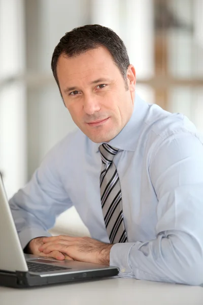Porträtt av affärsmannen framför bärbar dator — Stockfoto