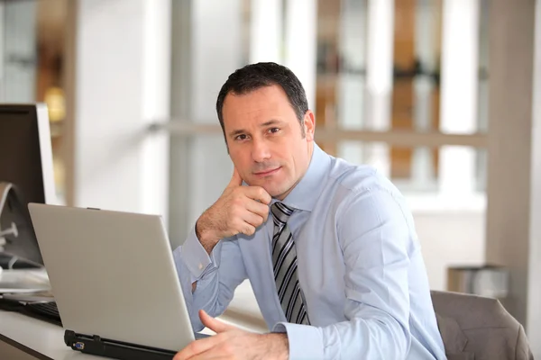 Porträtt av affärsmannen framför bärbar dator — Stockfoto