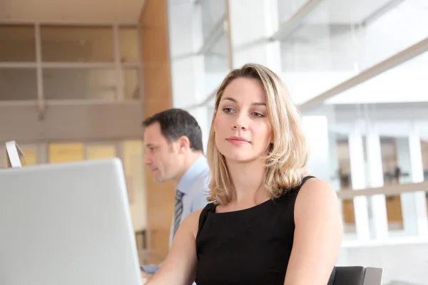 Üzletasszony ül az irodában előtt laptop — Stock Fotó