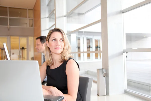 オフィスのラップトップの前に座っている女性実業家 — ストック写真