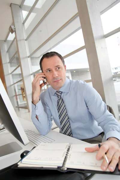 Biznesmen w telefonie pisanie porządku obrad — Zdjęcie stockowe