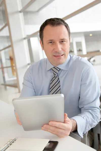 Бизнесмен сидит в офисе с электронным счетом — стоковое фото
