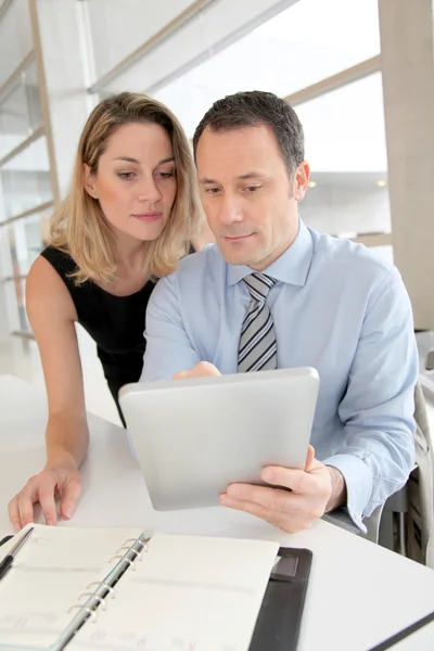 Business working on electronic tablet — Stock Photo, Image