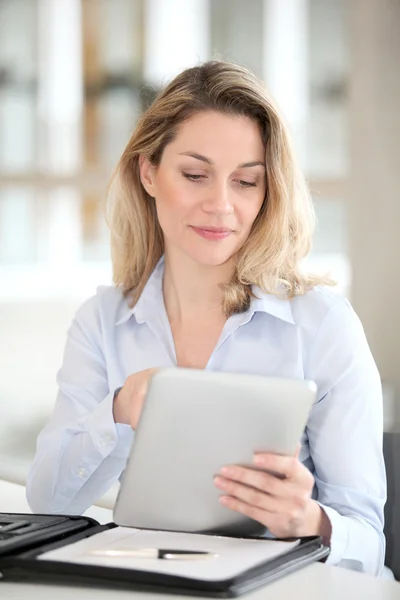 Office worker using electronic tab — Stock Photo, Image