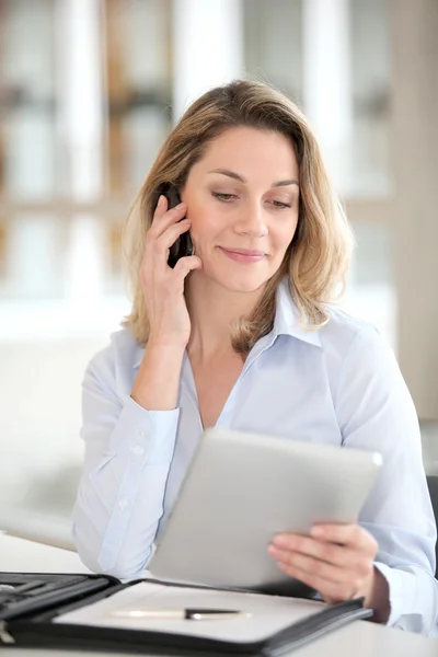 Kontorsarbetare som pratar i telefon — Stockfoto