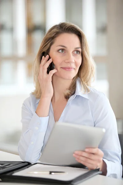 Pracownik biurowy rozmawia przez telefon — Zdjęcie stockowe
