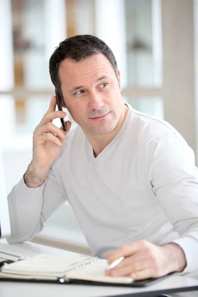 Sprzedawca w telefonie w biurze — Zdjęcie stockowe