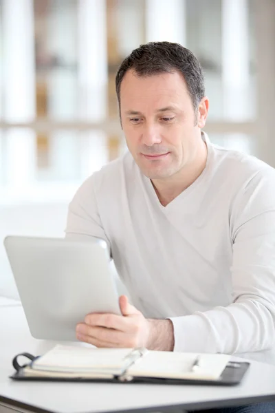 Office worker in the office using electronic tab — Stock Photo, Image