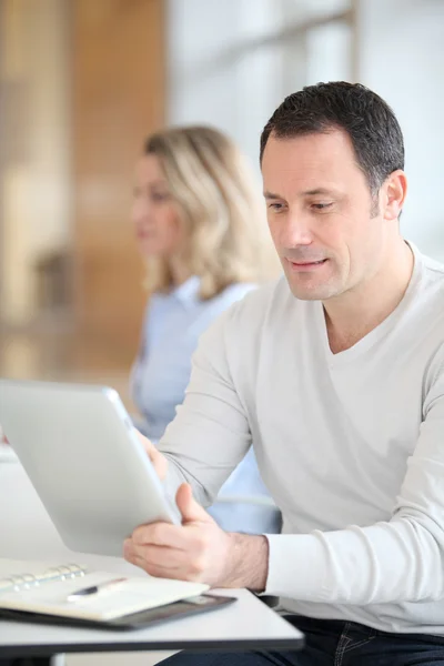Office worker in the office using electronic tab — Stock Photo, Image